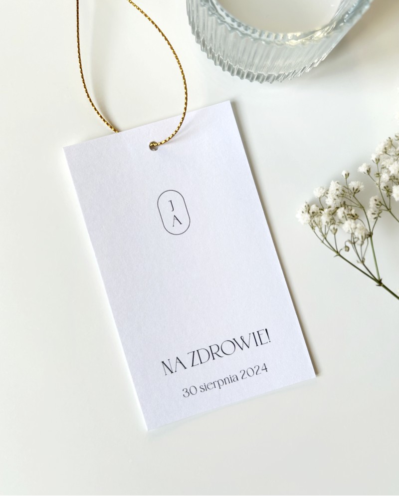 Minimalistyczne zawieszki na butelki weselne Monogram