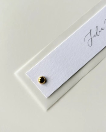 Winietki leżące kładzione na stół z kalką i złotym nitem